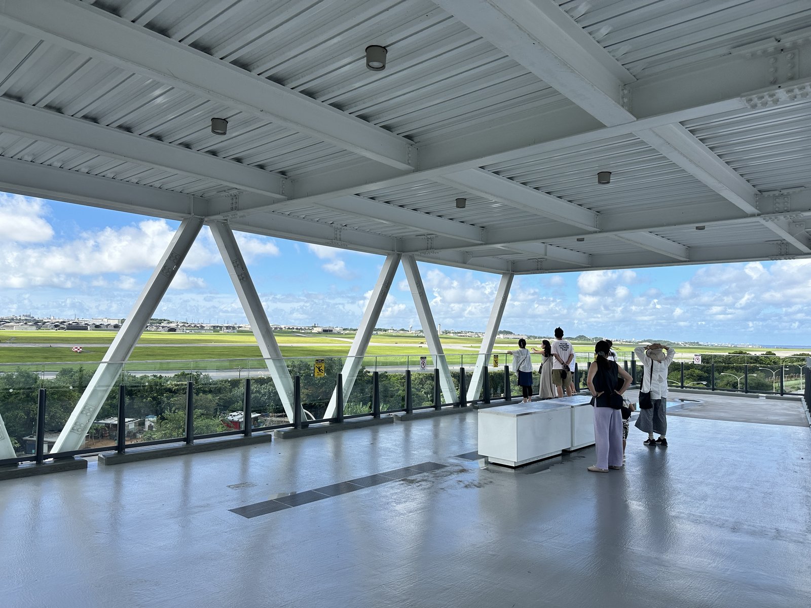 展望所から嘉手納基地・飛行場を望む